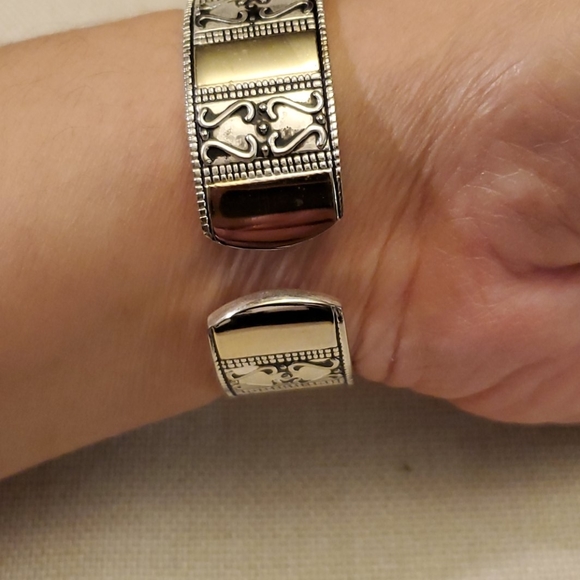Geneva Platinum Wavy Face Ladies Bangle Watch main image 4